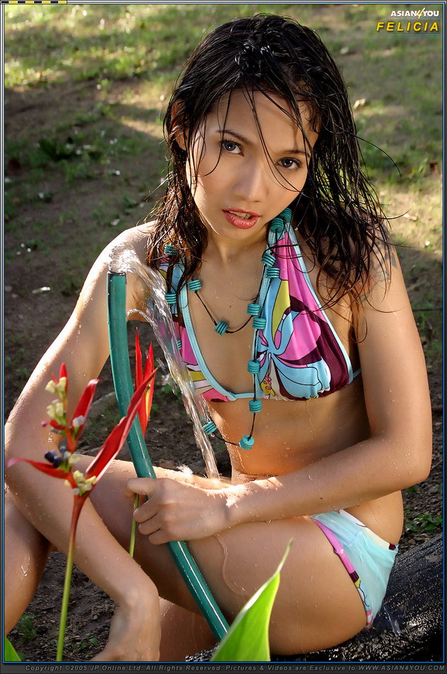 asian-bikini-model-with-dildo_03.jpg