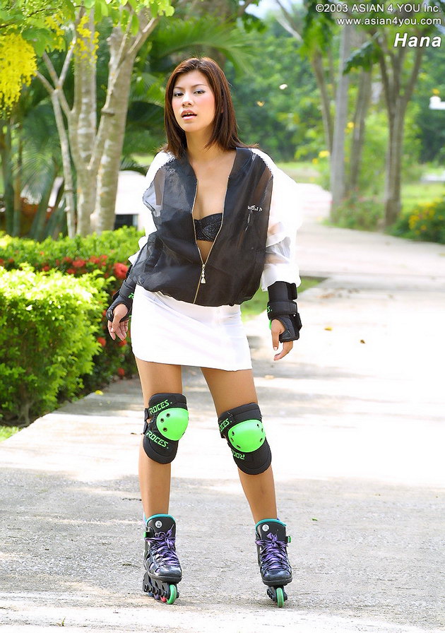 naked-inline-skating-girl_02.jpg